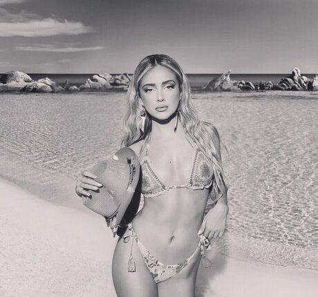 Ana Mena top freie galerien