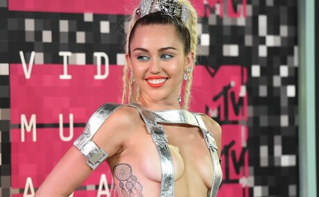 Cyrus Miley porno nackte galerien