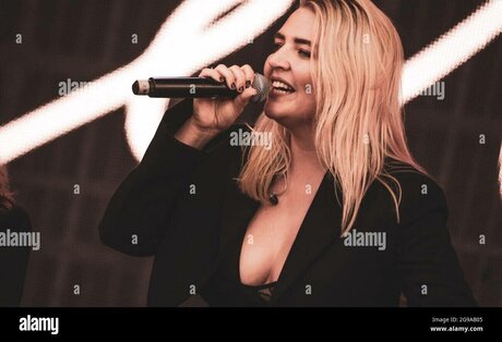 Rebecca Lucy Taylor erwachsene sexy foto