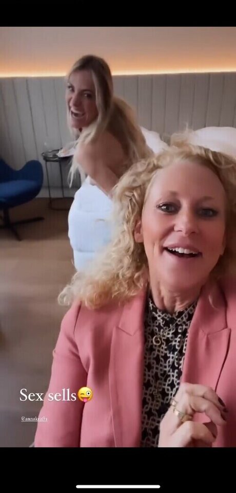 flugbegleiterin onlyfans sexy nacktheit bild