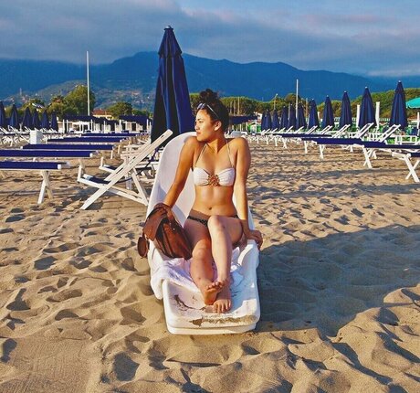 Allison Yellow kunst nackt bild