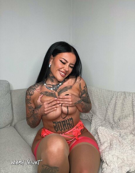 Niamh Velvet hd akt bild