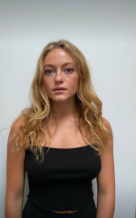 Amelia Larsen kunst sexy bild