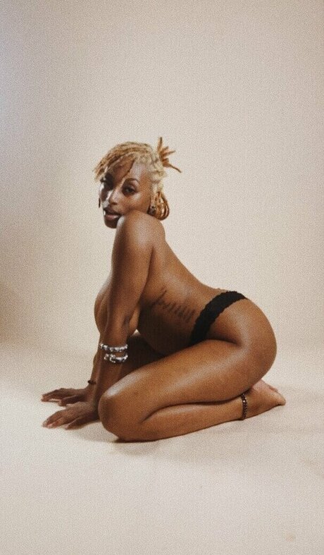 Jo Ikigai nackt heiße galerien