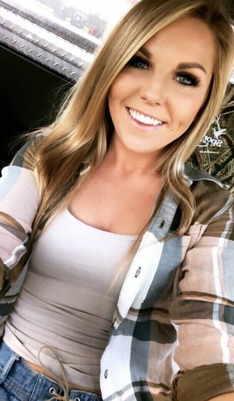 sportliche blonde onlyfans exklusive top bild