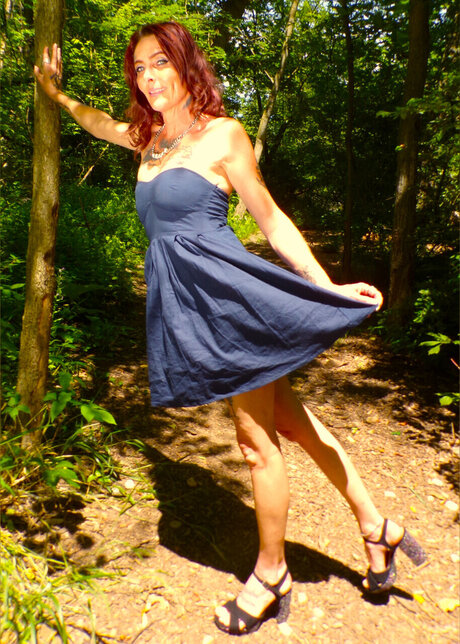 _Naughty Newburg Girl kunst schöne galerie