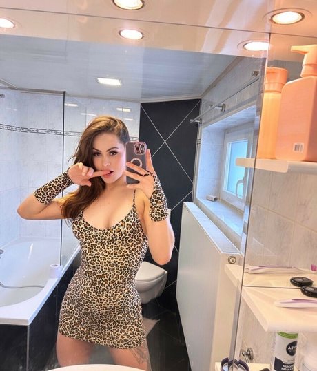 Jhullyane Sayonara hd erwachsene fotos