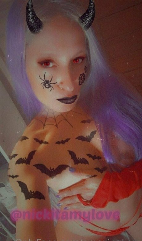 amazingluzz schauspielerin akt bild