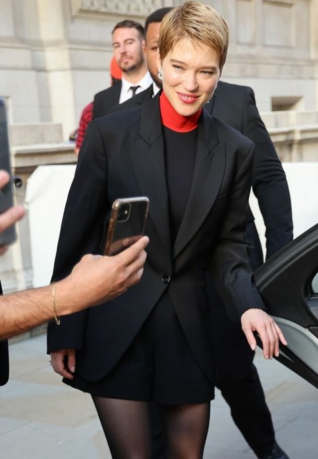 Lea Seydoux schöne kunst galerien