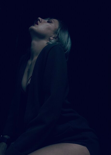 Ele Io schauspielerin kunst fotos