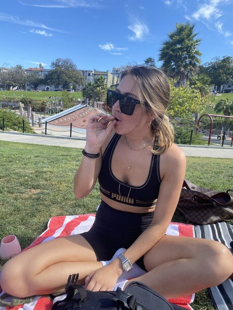 Charlie Harper erwachsene akt foto