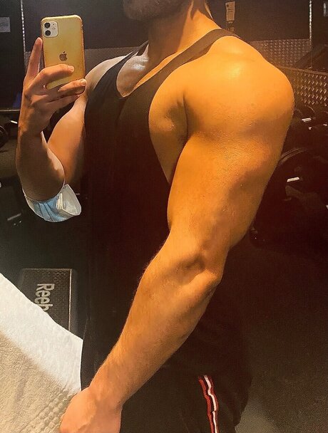 Ryry flexes porno akt bild