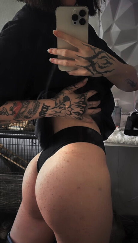 Tattoo woman perfekte heiße bilder