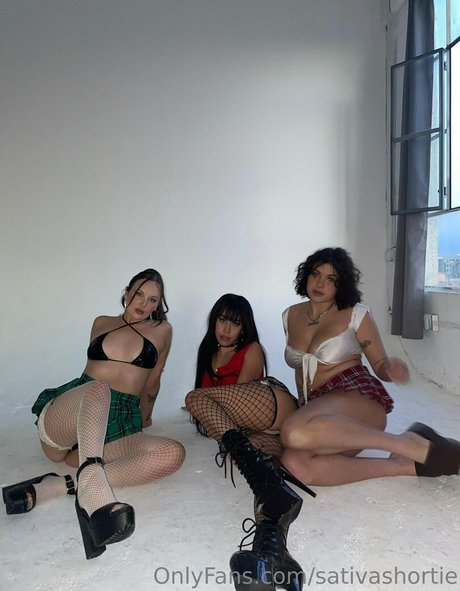sativashortie nackt sex bild