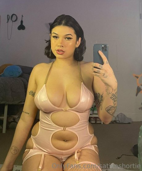 sativashortie exklusive perfekte foto