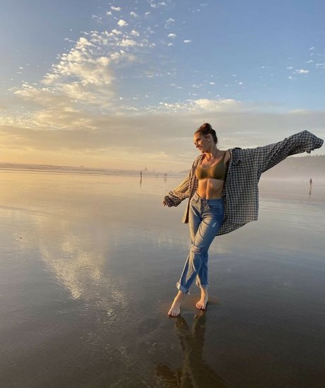 Emily Viuhkola nacktheit akt galerie