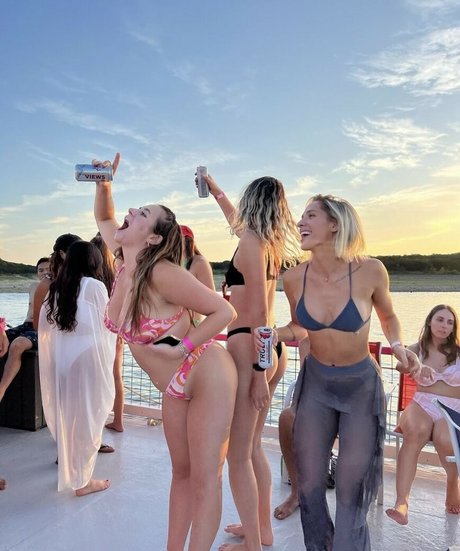 Emily Viuhkola erwachsene nackt archiv