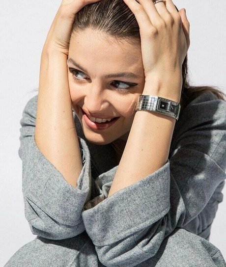 Ella Hunt nackt kunst bild