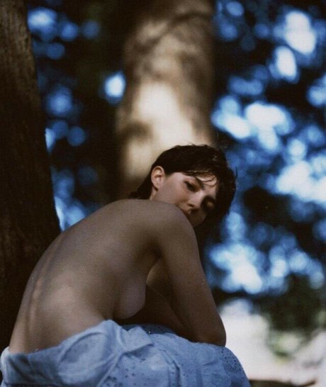 Ella Hunt kunst akt bilder