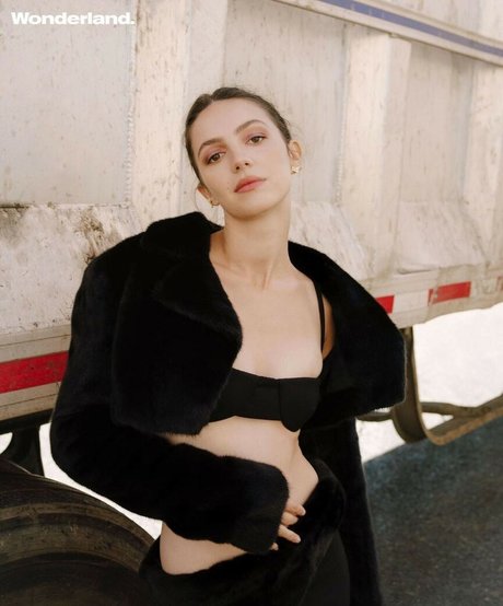 Ella Hunt kunst nackt bilder