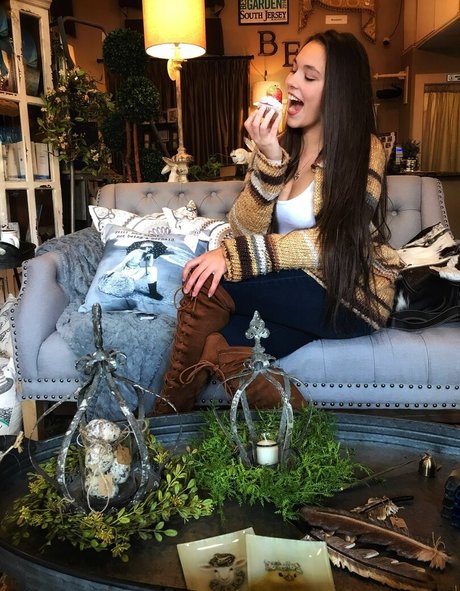 Ally Dowd schauspielerin akt bild