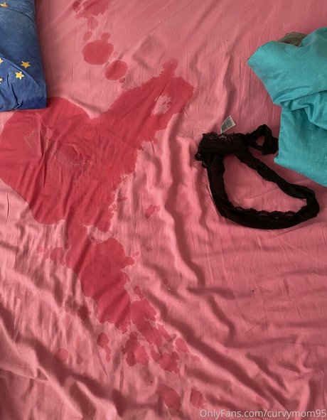 curvymom95 model nackten bild