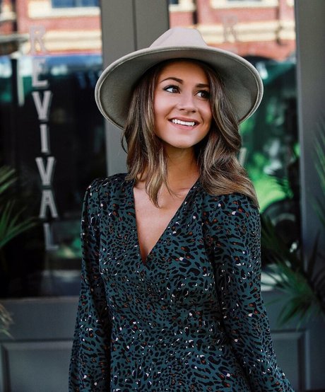 Hailey Lower model akt bilder