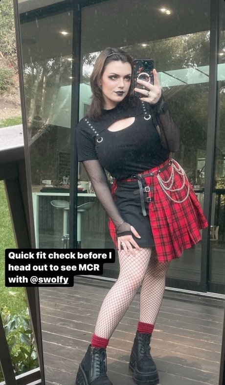 RipMika model nackt bild