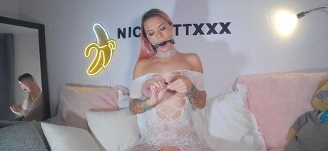 Nicolettxxx schöne akt galerie
