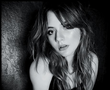 Emilia Jones perfekte nacktheit galerie