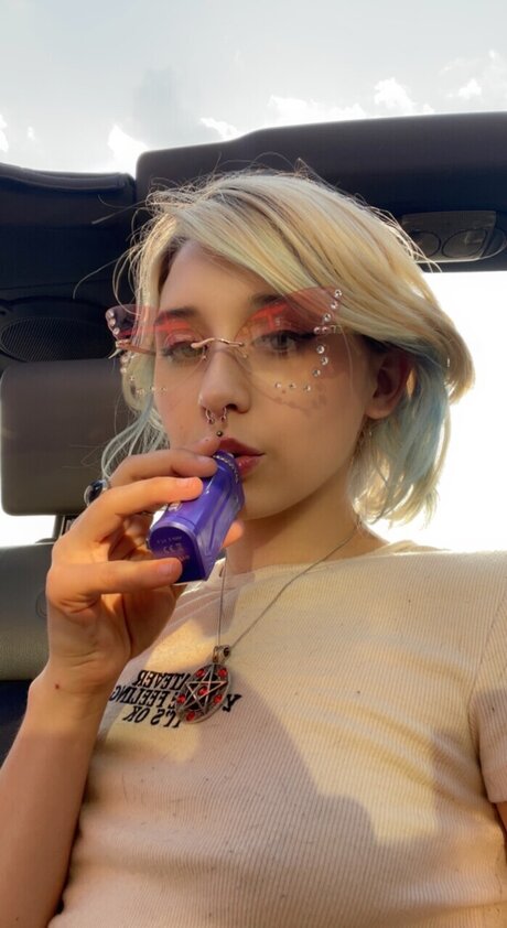 Phoebe Bombay nackt foto