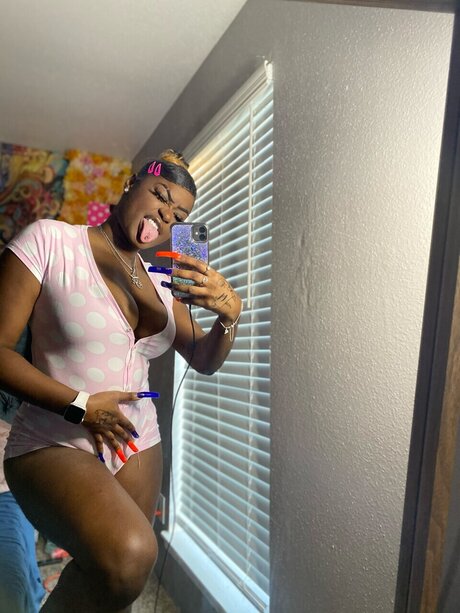 YouLuv Armanii nackt erotische galerie