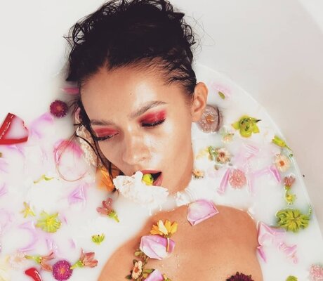 Yulia nackt akt galerie