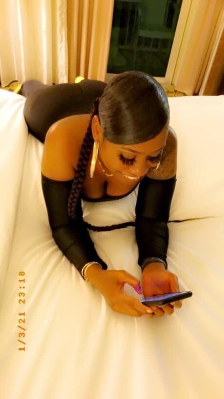 Enjoy model nacktheit bild