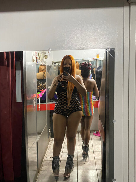 Pinkk model akt bild