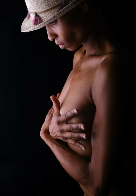 Adjouai schauspielerin nacktheit fotos