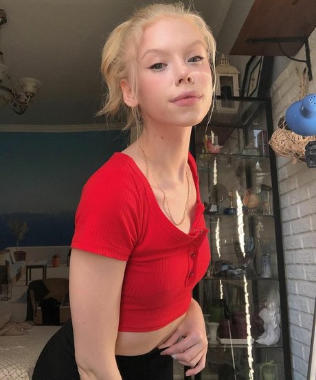 Sonyaplush erwachsene hübsche bild