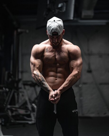 Ryan Mladinich erotische top foto