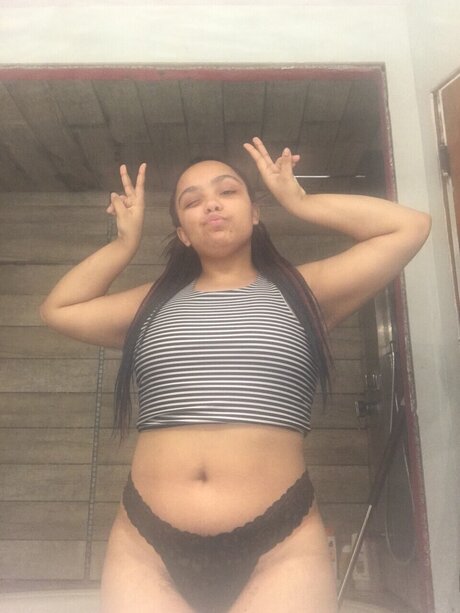 Nateyla nackt hübsche galerien