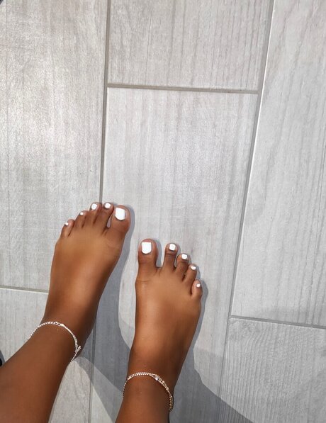 PrettyToes9789 perfekte nacktheit bilder