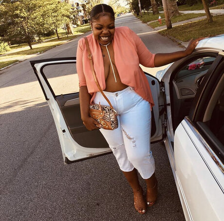 mollige kätzchen-onlyfans nacktheit hd galerien