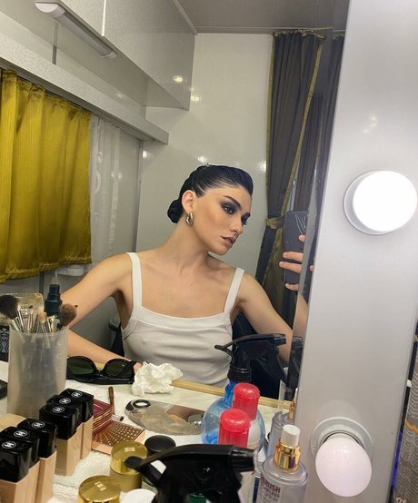 Hazar Erguclu kunst nacktheit archiv