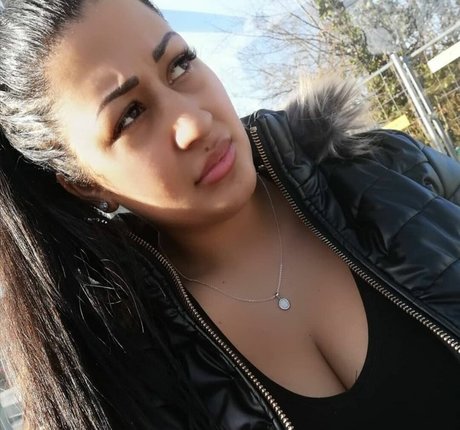 Csimbora Barbara erwachsene perfekte fotos