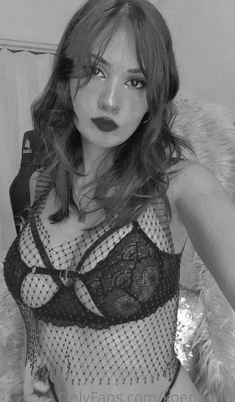 Koemiumi hübsche porno foto