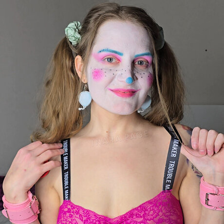 Inara Page aka Squishy the Clown Girl top hübsche bild