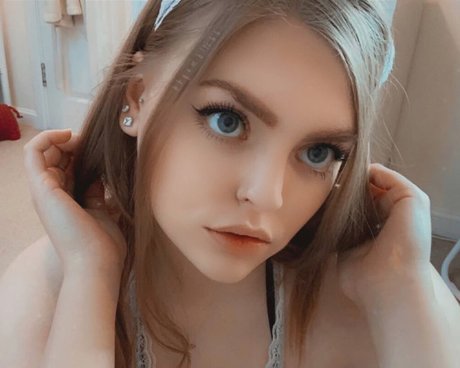 Bbgumbitchh nacktheit perfekte foto