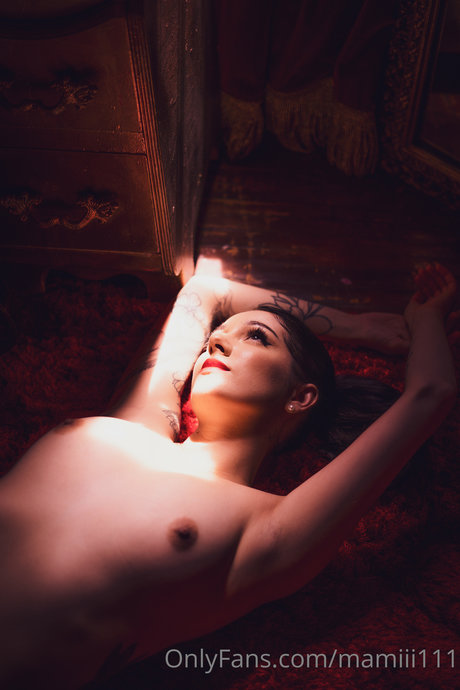 Nami Mami Lune freie nackt bild