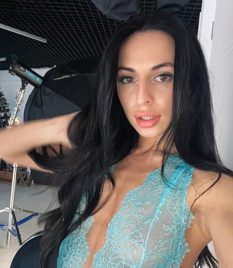 Kitana Young freie nackte foto