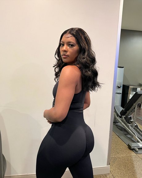 Saleema Mansur model top galerien