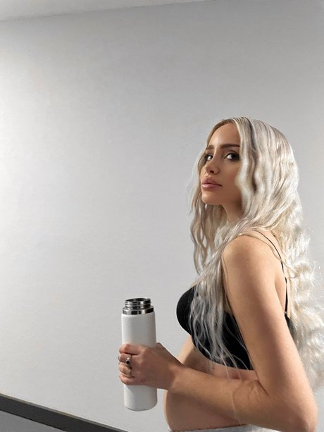 Naomi Woods exklusive nackt archiv